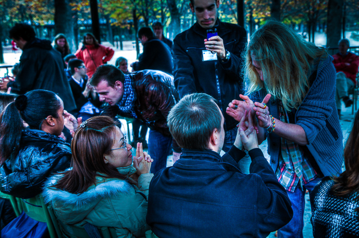 Séance collective d'hypnose au jardin du Luxembourg - 01